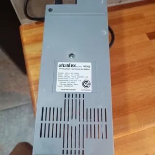 Estabilizador Atomlux R500 usado pero funciona perfecto posee 6 tomas y tecla on/OFF
