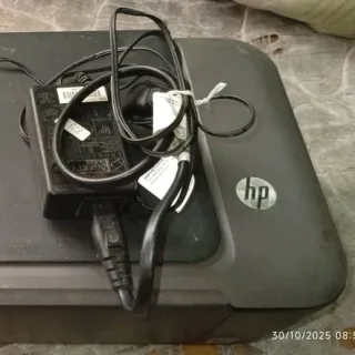 Impresora HP modelo HP Deskjet 1.000., con todos los cables.