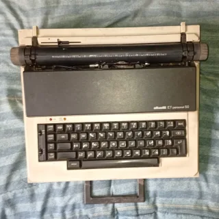 En venta máquina de escribir eléctrica.