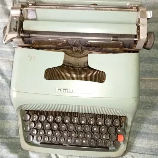 Máquina de escribir mecánica/manual con funda Olivetti Studio 44.