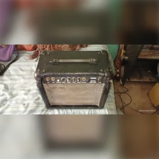 En venta amplificador usado.. nunca supe la marca, lo compré así.. con cable 6 mts. aprox.