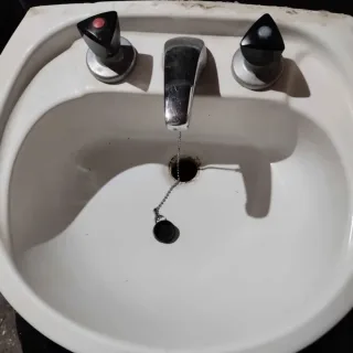 Lavatorio con canillas