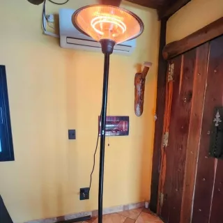 CALEFACTOR HALÓGENO DE PIE Y UN CALEFACTOR INFRARROJO DE SUELO. EL MODELO LILIANA