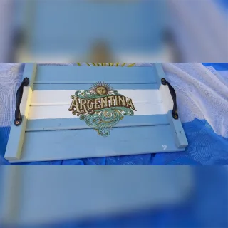 Bandeja en madera de pino pintada a mano. BIEN ARGENTA!! Ideal para la picada o para el ma