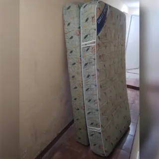 Colchón y somier en muy buen estado. Medidas: 1,0 m x 1,90 m.