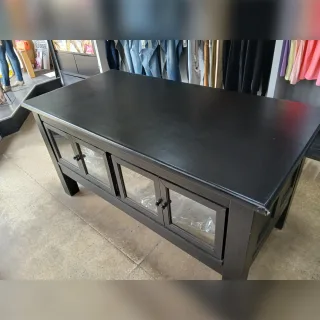 MESA MOSTRADOR MADERA DURA TAPIZADA CUERO ECOLOGICO, CON 8 PUERTAS DE MADERA Y VIDRIO
