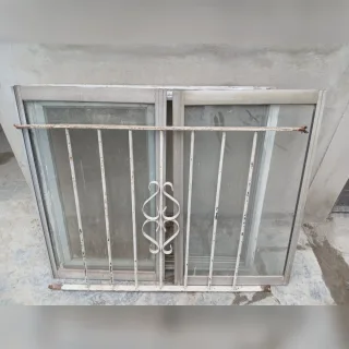 Ventana de aluminio natural 0,90 x 1,00 m con reja y mosquitero