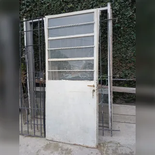 Puerta de hierro reforzada con vidrio